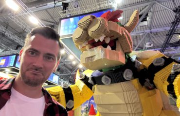 rene herrmann mit einem nintendo lego monster